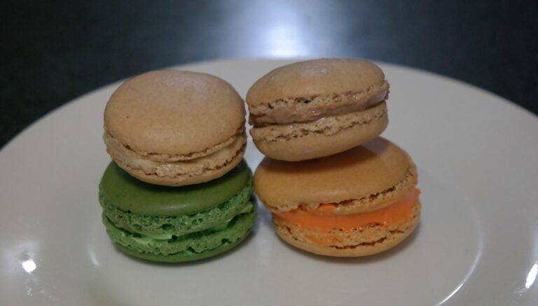 close up macarons scaled